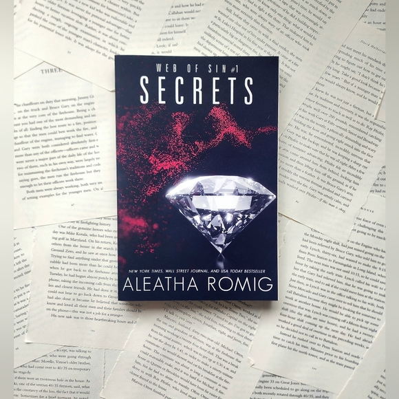 Web of sin #1 - Secrets by Aleatha Romig. Bookworm bix exclusive special edition - Picture 1 of 3